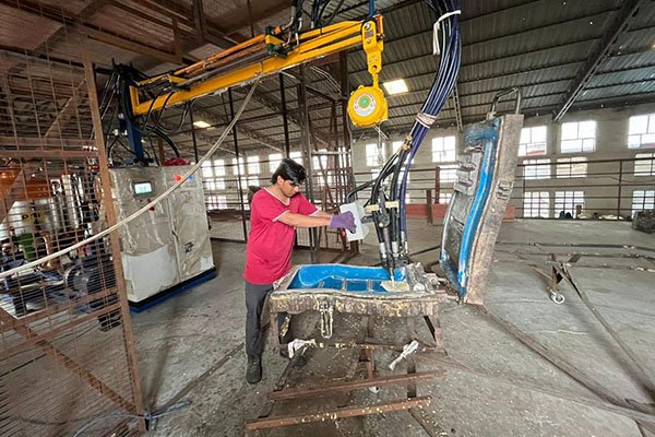 HI-PRESSURE INJECTION PU FOAM MOULDING MACHINE